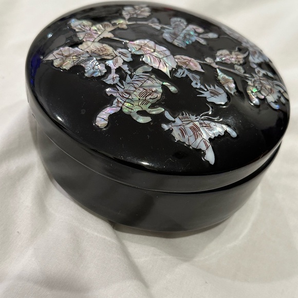 Vintage Black Lacquer Trinket Box beautiful Inlays Round Jewelry Storage - Picture 10 of 10